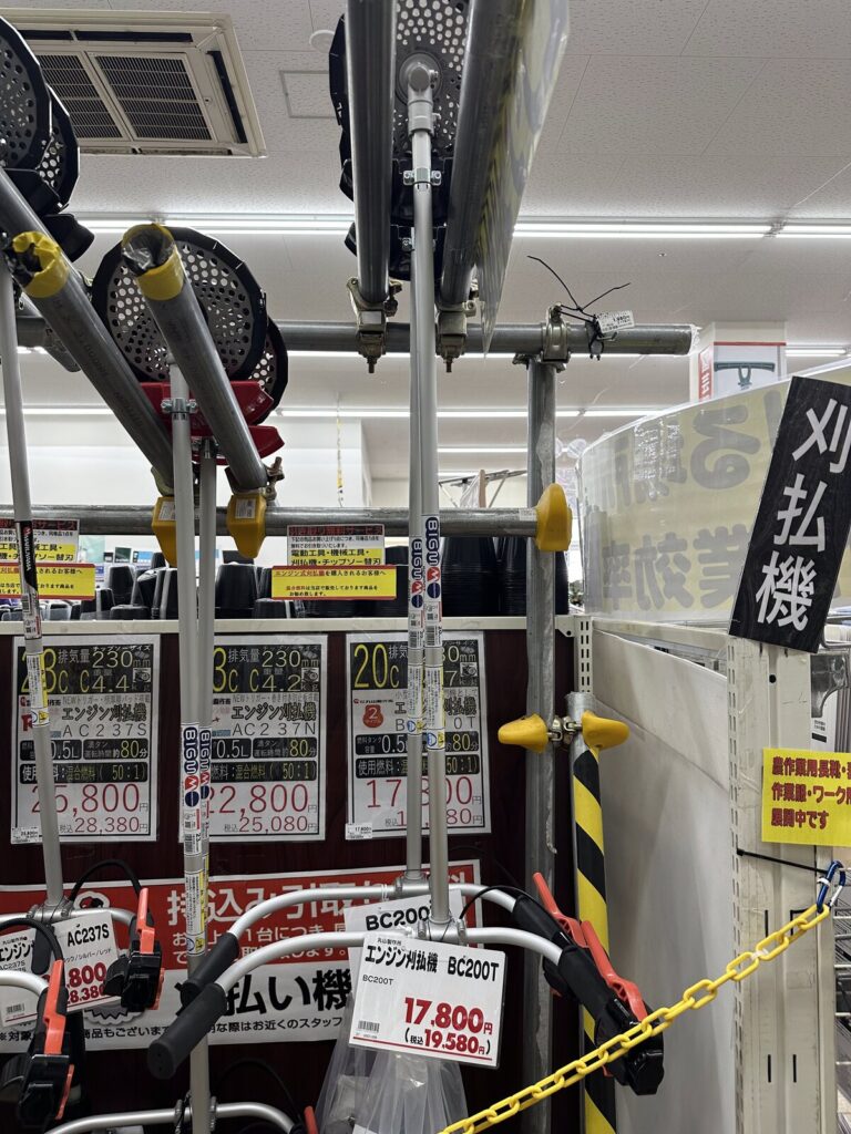 BC200Tなどのエンジン刈払機のシャフトとハンドルが並ぶ展示