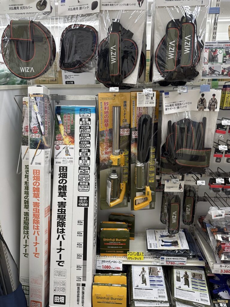 刈払機用の肩掛けバンドと腰パッドが並ぶ売り場