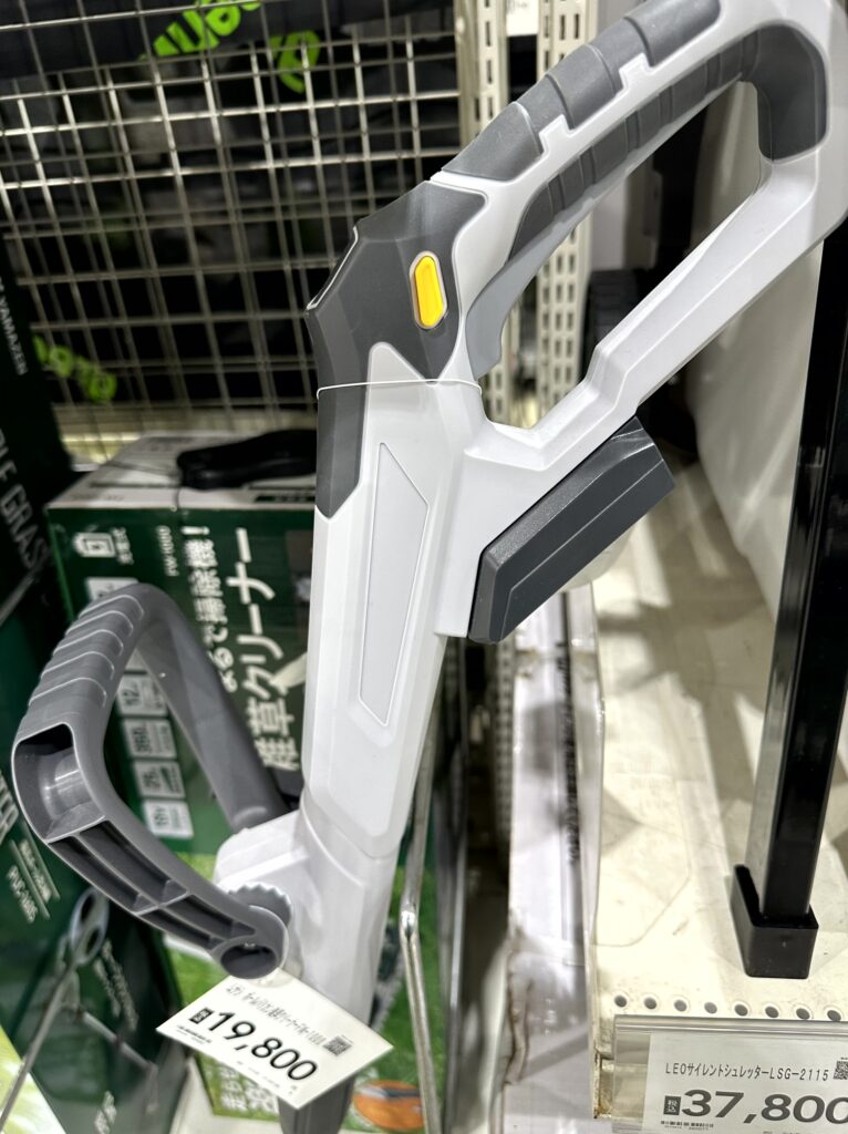 長柄タイプの芝刈りバリカンに採用されたグリップと操作部