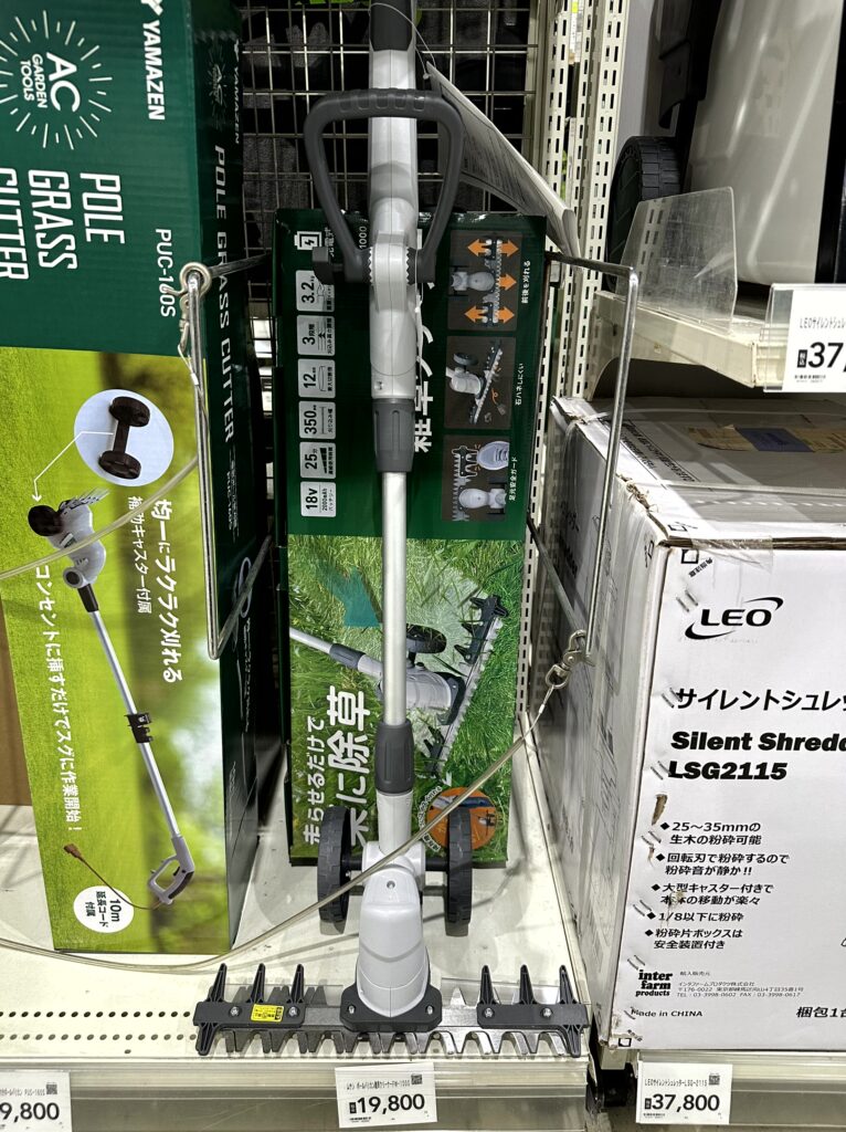 車輪と伸縮ポールを備えた充電式芝刈り用バリカンの全体