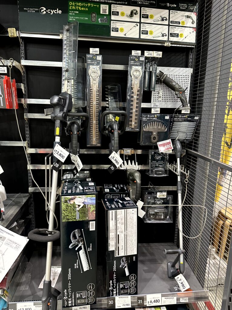共通バッテリーで使う充電式園芸工具と交換用ブレードの店頭展示