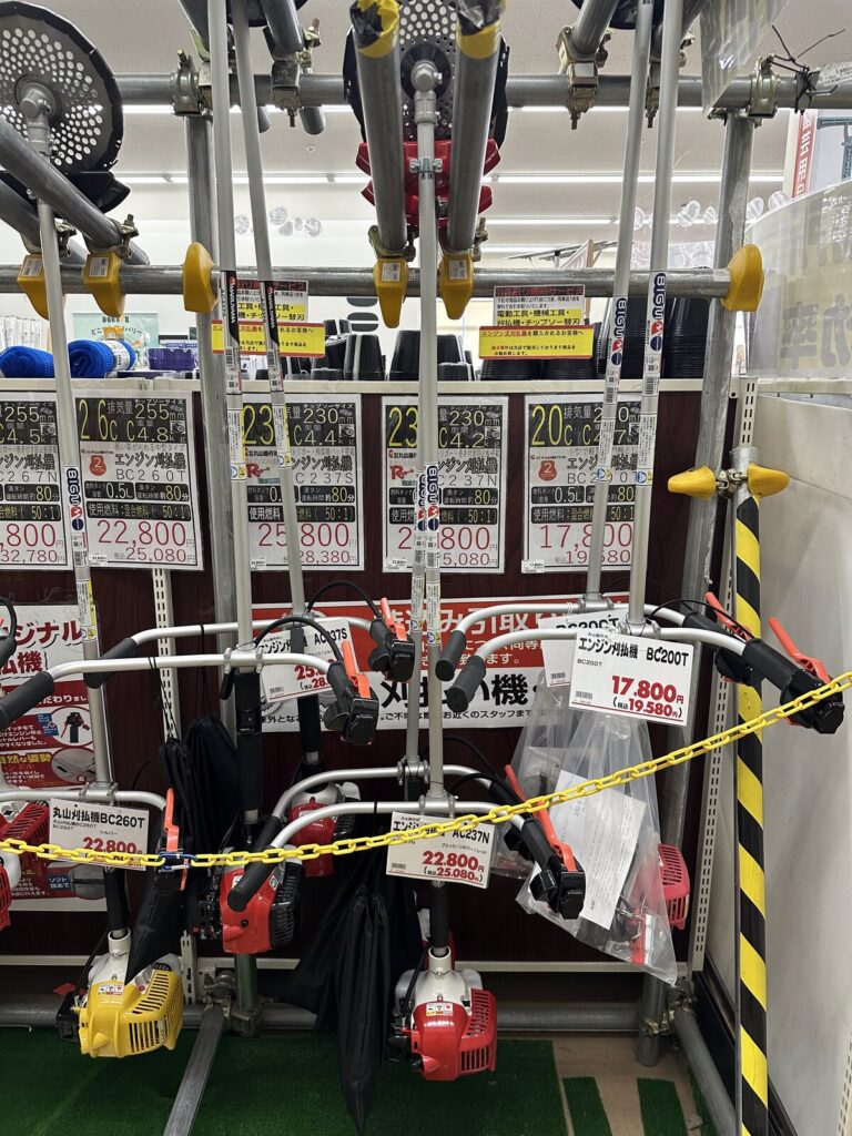 ホームセンターに並ぶ複数のエンジン刈払機