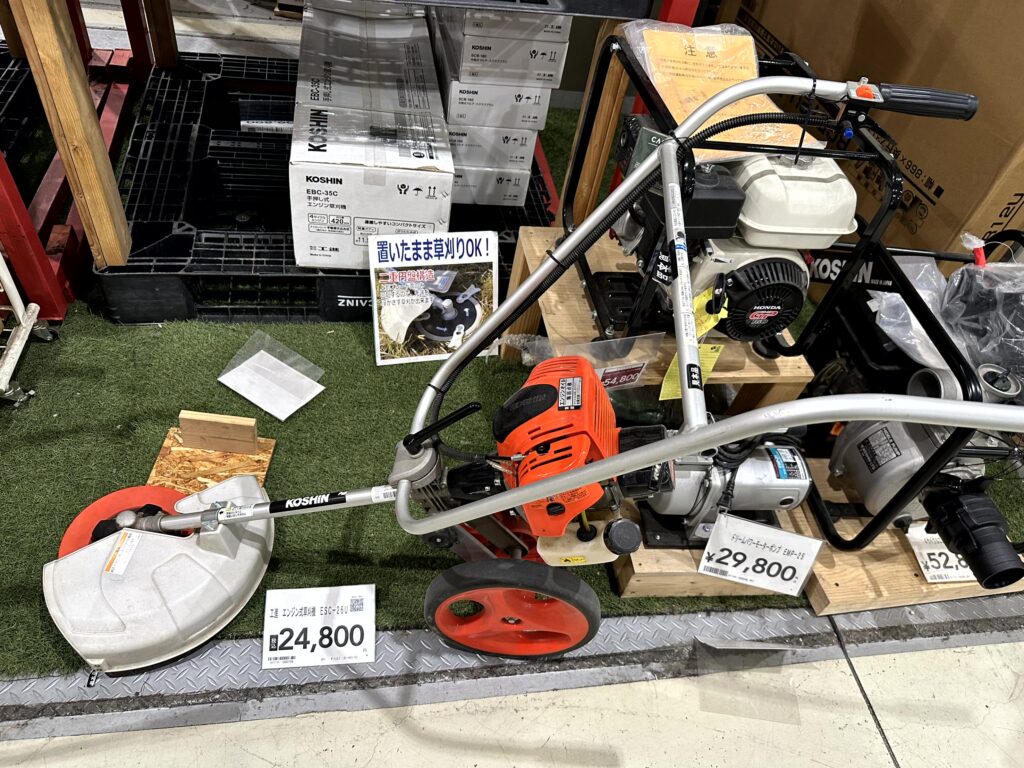 車輪で支える工進の手押し式エンジン草刈り機の店頭展示