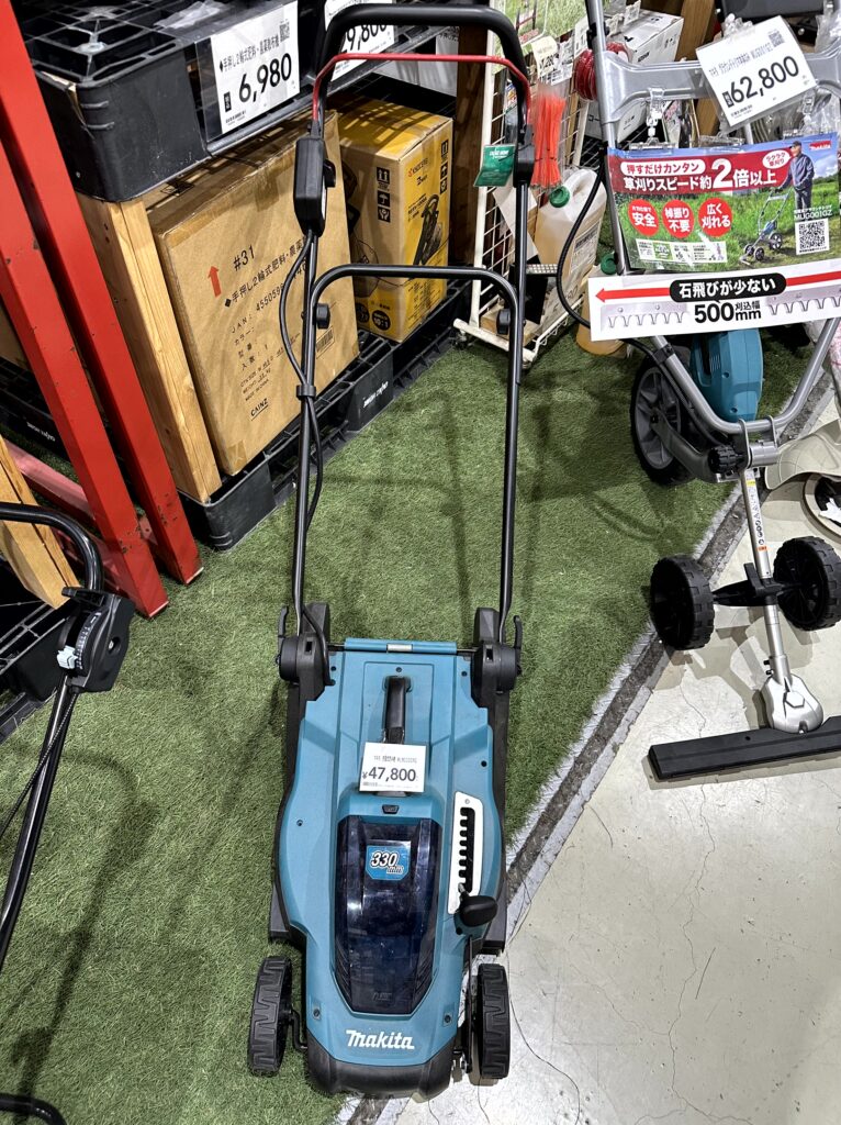 マキタ330mm充電式芝刈り機の本体と集草ボックス