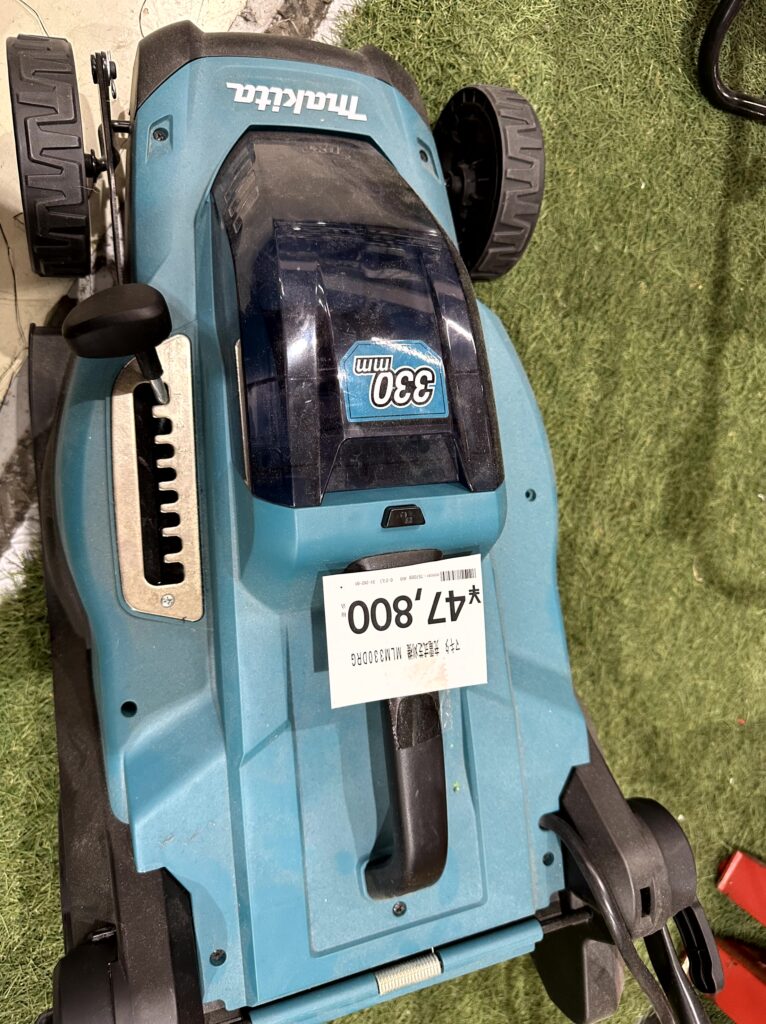 マキタ330mm充電式ロータリー芝刈機の本体と刈込み高さ調整レバー