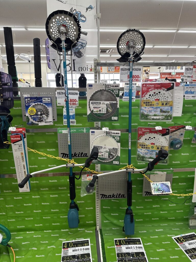 マキタ充電式草刈機のシャフトとハンドルが並ぶ展示