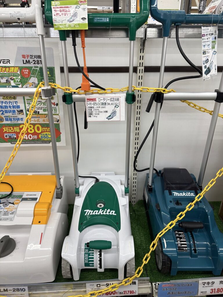 ホームセンターに展示されたマキタ充電式芝刈り機MLM230DSFの本体とハンドル